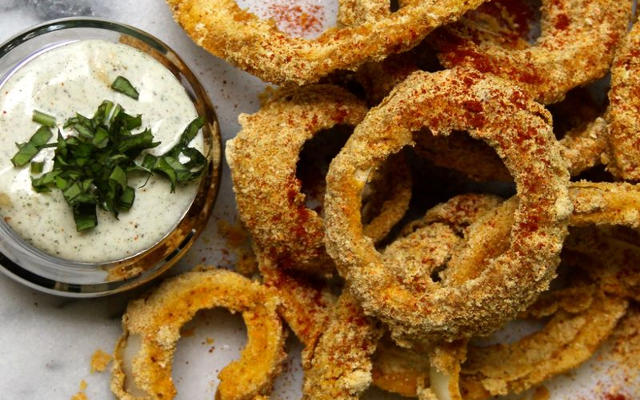 Onion Rings with Chipotle Aoili Dip