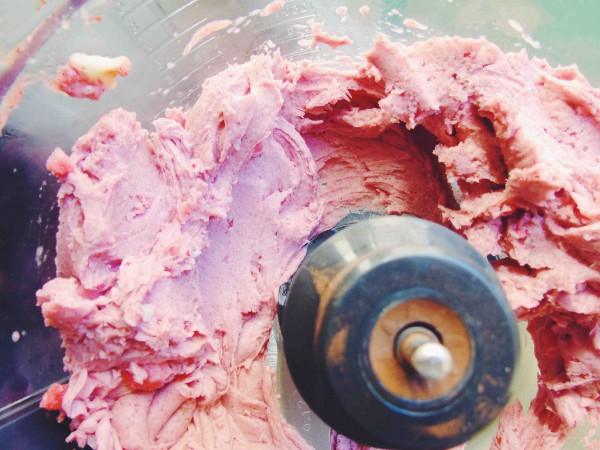 to make the ice cream layer you will need 3 frozen bananas, strawberries and beet powder, and add them to a food processor or high speed blender. Now pulse them until they get the consistency of a soft serve ice cream