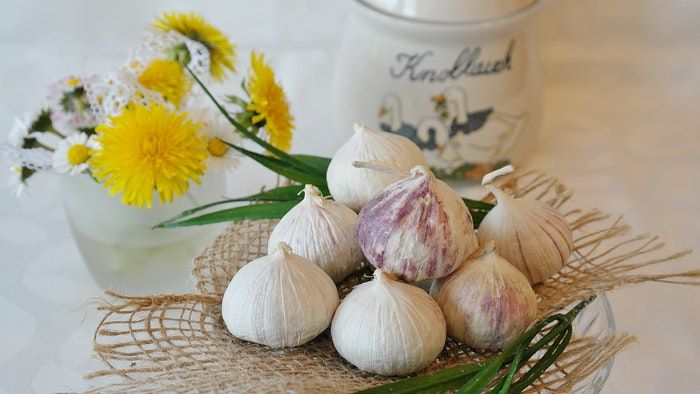 garlic's near at the flower vase