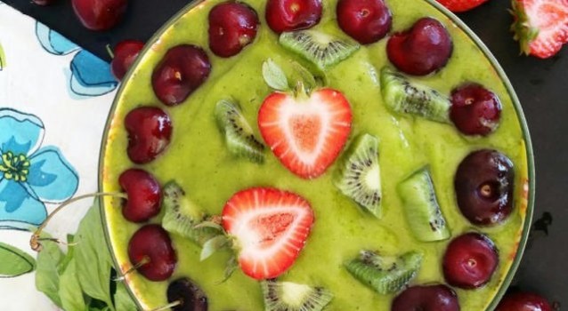 Green-Smoothie-with-Cherries-and-Strawberry-638x350