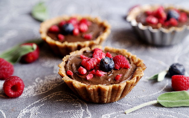 Raw Chocolate Mousse Berry Tarts