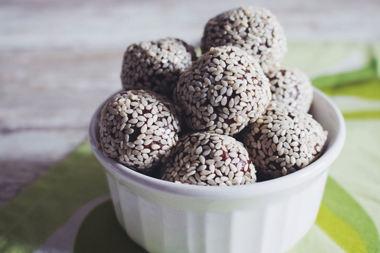 chocolate-truffle-date-balls-nut-free
